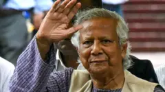 प्रोफ़ेसर मोहम्मद यूनुस बांग्लादेश की अंतरिम सरकार के प्रधान सलाहकार के रूप में शपथ लेते हुए. 