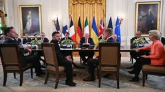 Європейські лідери, президент США Трамп і президент Зеленський за столом переговорів