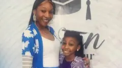 Oluwamayokun Lasisi ninu aṣọ iṣẹ ajọ ẹṣọ oju popo pẹlu ọmọbinrin rẹ Sewa