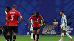 "فضيحة" أم "قرارات سليمة": جدل تحكيمي بعد خروج درامي لمصر من كأس العالم