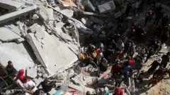 آثار غارة إسرائيلية على مدينة غزة