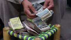 تبادل ارز در بازار شهزاده کابل