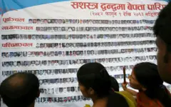 बेपत्ताहरूको तस्बिरको सूची हेर्दै पीडित परिवारका सदस्यहरू 