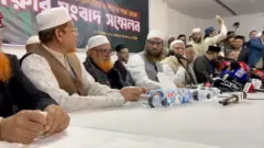 মাসখানেক আগে আত্মপ্রকাশ করে ১১ দলীয় জোট, যেখান থেকে পরে সরে যায় ইসলামী আন্দোলন। ১১ দলের একটি সংবাদ সম্মেলনের ছবি