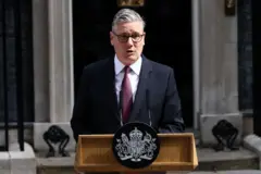 Keir Starmer devant son pupitre