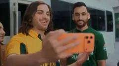 प्रोमो में पाकिस्तान टी-20 टीम के कप्तान सलमान आग़ा ऑस्ट्रेलियाई जर्सी पहने एक विदेशी की ख़ातिरदारी करते दिखते हैं