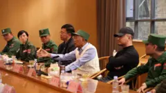  UWSA ရဲ့ မျိုးဆက်သစ်ခေါင်းဆောင်တချို့ကို ဒုဥက္ကဋ္ဌ နဲ့အတူ တွေ့ရစဉ်