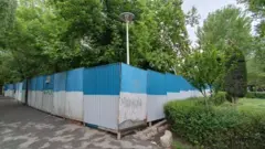تصاویر منتشر شده نشان می‌دهد که بخش بزرگی از فضای سبز پارک لاله حصارکشی شده است.