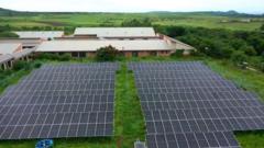 ኣፕቴክ ኣፍሪቃ፡ ንመፍረ ኦክስጅን ዘገልግል ጸሓያዊ ጸዓት ኣብ ሆስፒታል መንደፈራ ተኺሉ