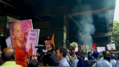 কলকাতায় বাংলাদেশের ডেপুটি হাইকমিশনের সামনে বিক্ষোভ
