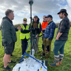 El equipo del proyecto ArchaeoMargam se reúne para discutir el trabajo de sondeo, alrededor de un dispositivo de radar para penetrar el suelo.