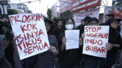 Para pendemo membentangkan poster dalam gerakan Aliansi Rakyat Memanggil menggelar aksi di pertigaan Jalan Gejayan, Yogyakarta, pada Sabtu (13/06) sore.