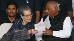 सोनिया गांधी और मल्लिकार्जुन खरगे