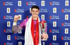 Orlando Gill posa con el trofeo al mejor jugador del partido de Paraguay vs. Alemania