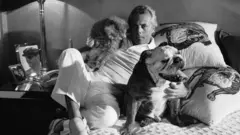 Giorgio Armani fotografado em casa no final dos anos 1970