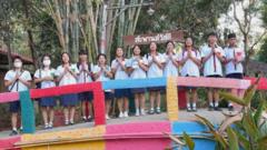 태국 '대나무 학교' 학생들이 카메라를 향해 인사하고 있다.