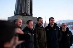 Donald Trump Jr. (en el medio) visitando la isla en enero.