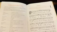Detalhe de uma página de um livro disponível aos fiéis da Fraternidade Sacerdotal São Pio X com traduções do latim para o português