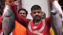 'மீன்களை கையில் ஏந்தியபடி பிரசாரம்' – மேற்கு வங்க தேர்தலில் மீன் முக்கிய இடம் பெற்றது ஏன்?