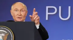 ロシアのウラジミール・プーチン大統領は、アラスカ州アンカレッジのアルマン・ドップ・リチャードソンの共同軍事基地でトランプ大統領との共同記者会見で講演している。