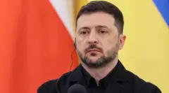Президент Зеленский қулоғида наушник билан