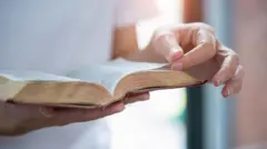 Foto de uma pessoa lendo a Bíblia.