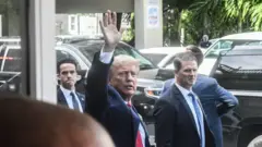 كان تم استدعاء الرئيس السابق الشهر الماضي بتهم من بينها الاحتفاظ عمداً بمعلومات تتعلق بالدفاع الوطني
