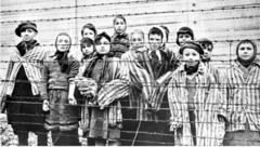 Auşvits ölüm düşərgəsində sağ qalmış uşaqlardan bir qrupu