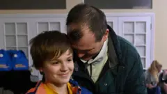 Батько обіймає сина, якого повернули з Росії 