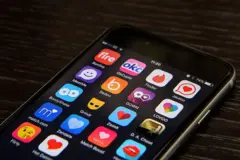 Tela de celular mostrando ícones de diversos aplicativos de namoro e encontros.