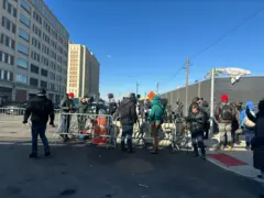 Jornalistas e policiais nos arredores da prisão onde Maduro está detido