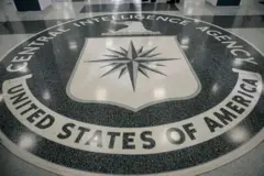 Logo de la CIA en la entrada de la sede de la organización, en el piso.