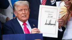 Donald Trump show di signed Bill. E wear red tie