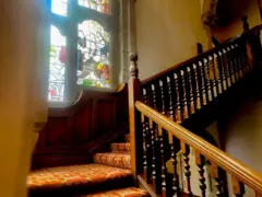 Janela de vidro colorido no Starway em Rainford Hall