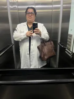 Anna em foto recente, voltando de um dia de trabalho