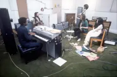 Os Beatles no estúdio de gravação no porão do número 3 da Savile Row