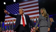 Donald Trump e Melania Trump após discurso da vitória na madrugada desta quarta-feira (06/11)pixbet saque rapido loginPalm Beach, na Flórida