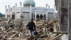 ፍርስራሽ መካከል የሚታይ ሰው