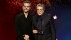 Wagner Moura e Kleber Mendonça Filho anunciam prêmio no palco do Critics Choice Awards 2026