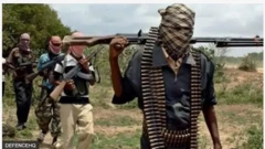 Aworan awọn eeyan to da aṣọ boju, gbe ibọn kọrun