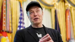 Elon Musk discursa durante uma coletiva de imprensa com o presidente dos EUA na Casa Branca