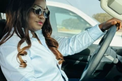 Khady Diouf au volant d'une voiture.