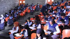 ያለፈው ዓመት የ12ኛ ክፍል ተፈታኞች በከፍተኛ ትምህርት ተቋም ውስጥ ፈተናውን ሲወስዱ