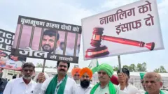 हरियाणा में एक पंचायत में पहलवानों के समर्थन में जुटे लोग