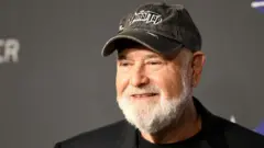 O ator e diretor de Hollywood Rob Reiner veste boné preto e jaqueta preta