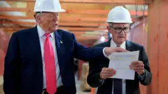 Tổng thống Donald Trump xuất hiện cùng ông Jerome Powell trong chuyến thăm công trình cải tạo tòa nhà của Fed