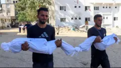 Qaar ka mid ah falastiiniyiintii lagu dilay weerarkii Israa’iil ee magaalada Gaza ayaa lagu aasayaa barxadda isbitaalka al-Shifa