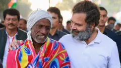કૉંગ્રેસ નેતા રાહુલ ગાંધી એક નાગરિક સાથે