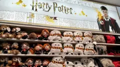 Merchandising de Harry Potter na loja de brinquedos Miniso de Madri, na Espanha