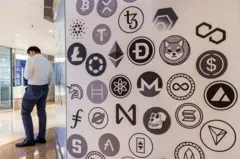 Una exhibición de logotipos de criptomonedas en una plataforma de intercambio en Hong Kong, China